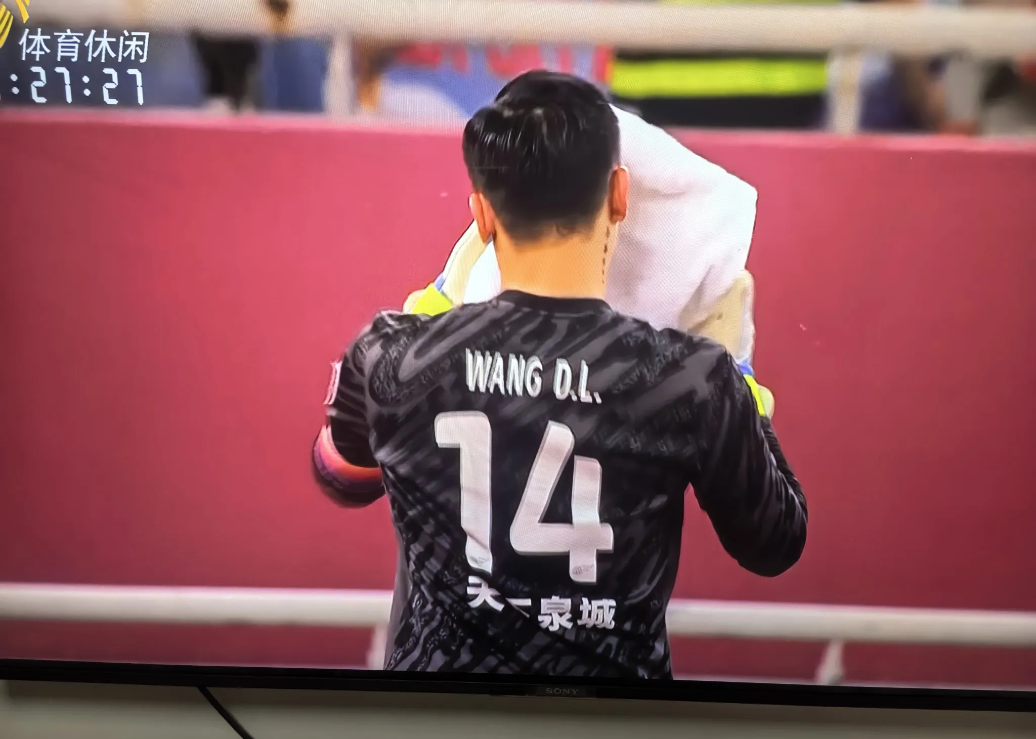 包含山东泰山训练开放日，赛后防线松动引欢呼，法国杯在即，赛程密集仍需轮换的词条