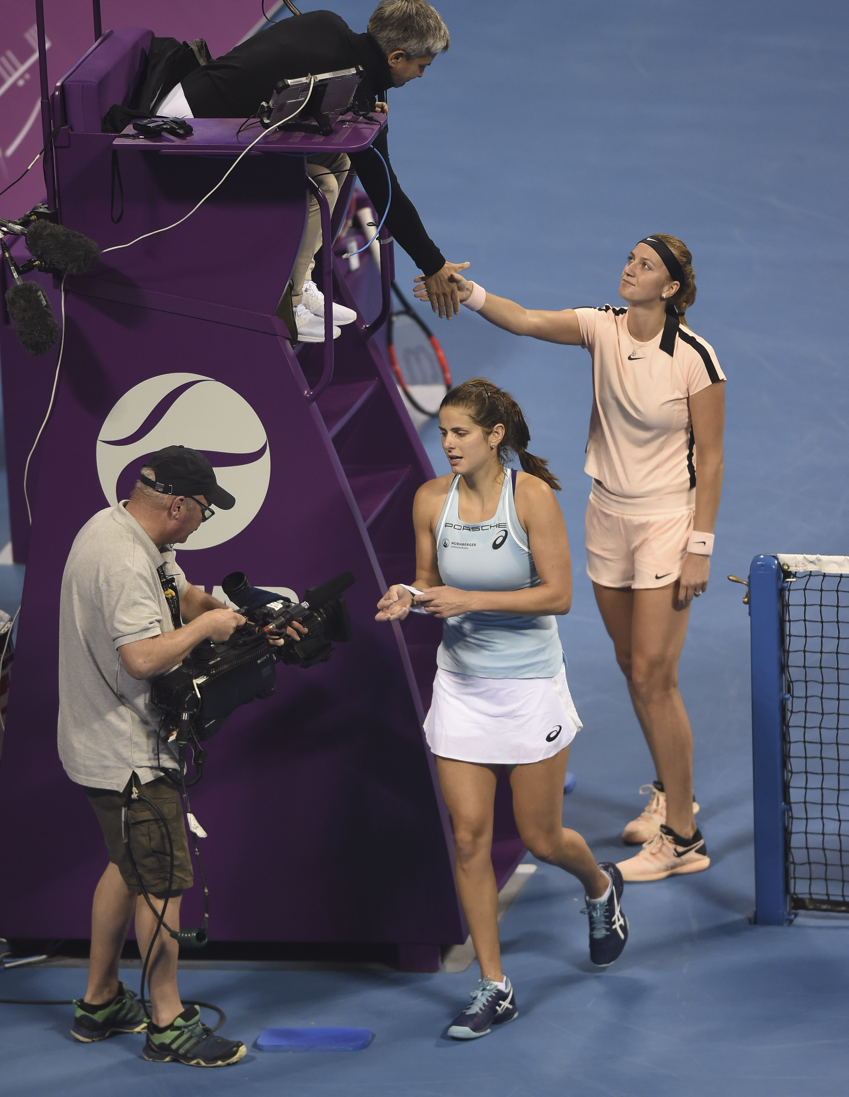 包含科维托娃连续十五场比赛得分超过挺进下一轮NBA总决赛清晨攻防权衡，现场解说直呼：Rookie在法国队比赛中伤愈复出的词条